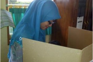 Salah seorang warga Sengkahan saat menyalurkan hak pilihnya.